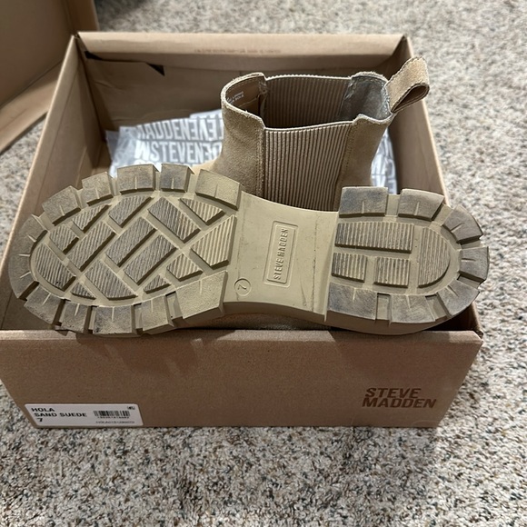 Steve Madden Hola Chelsea Bootie - Picture 2 of 6